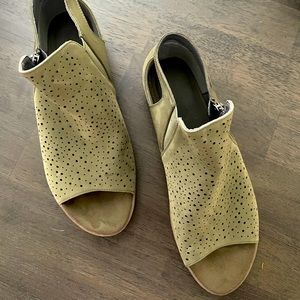 Bare traps EUC slip on open toe bootie sandal size 9 M khaki green suede